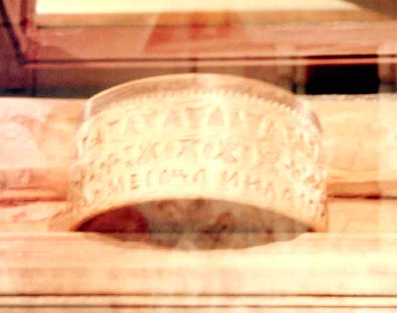 Короб с прорезным текстом по кругу